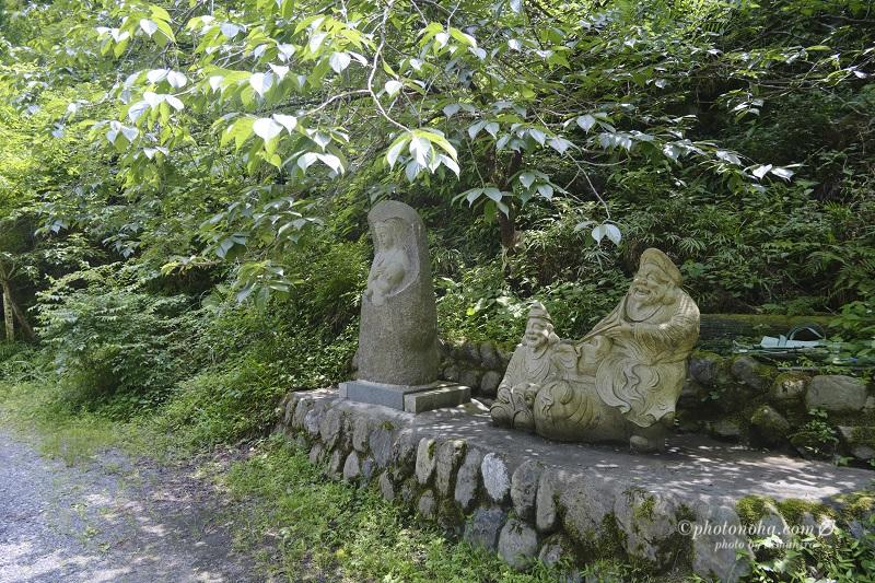 林道槐木線にある石像